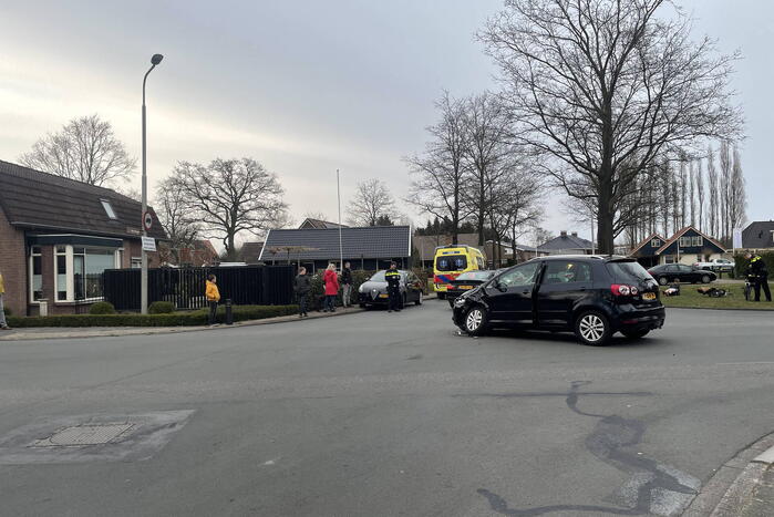 Twee auto's botsen op kruising