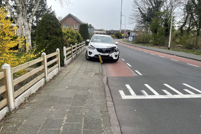 Twee auto's botsen op kruising