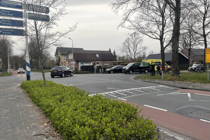 Twee auto's botsen op kruising