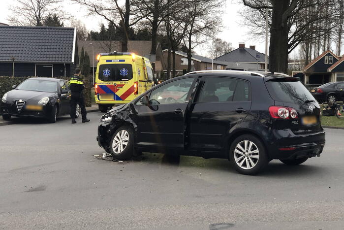 Twee auto's botsen op kruising