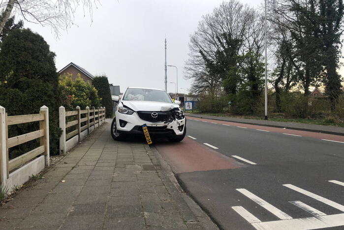 Twee auto's botsen op kruising