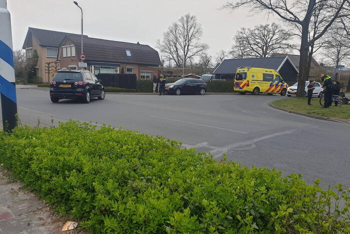 Twee auto's botsen op kruising