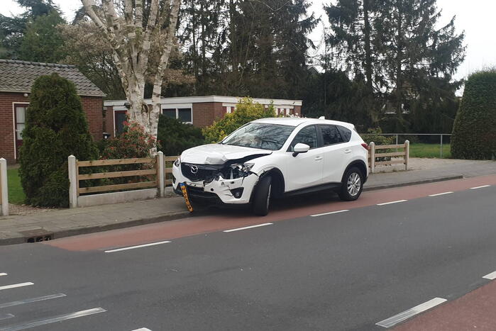 Twee auto's botsen op kruising