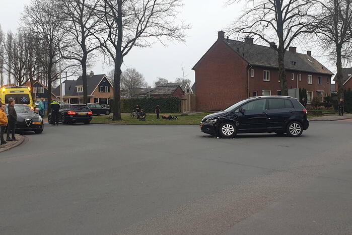 Twee auto's botsen op kruising