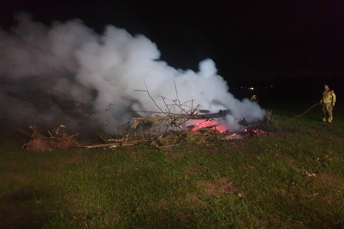 Bomen in brand op weiland