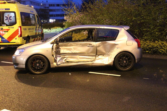 Bestelbus en personenwagen botsen op kruising