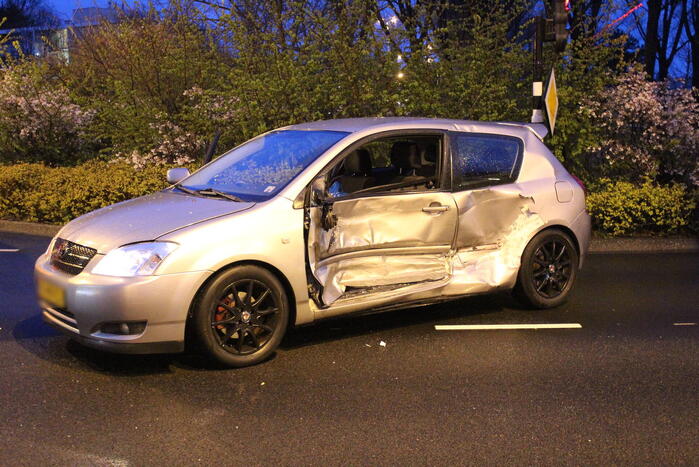 Bestelbus en personenwagen botsen op kruising
