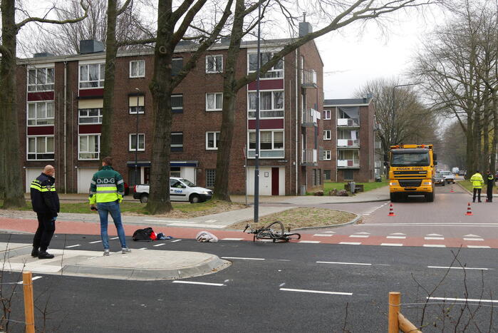 Fietser ernstig gewond door botsing met vrachtwagen
