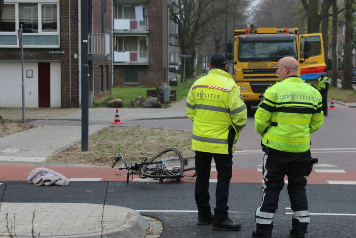 Fietser ernstig gewond door botsing met vrachtwagen