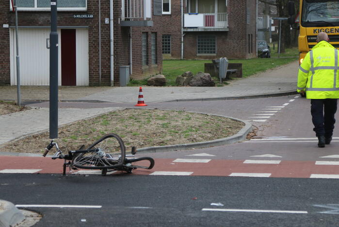 Fietser ernstig gewond door botsing met vrachtwagen