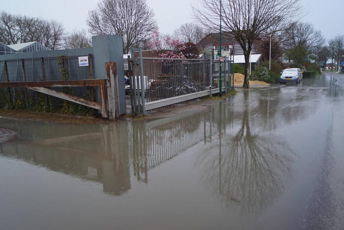 Waterballet op bedrijventerrein De Kronkels na breuk in waterleiding