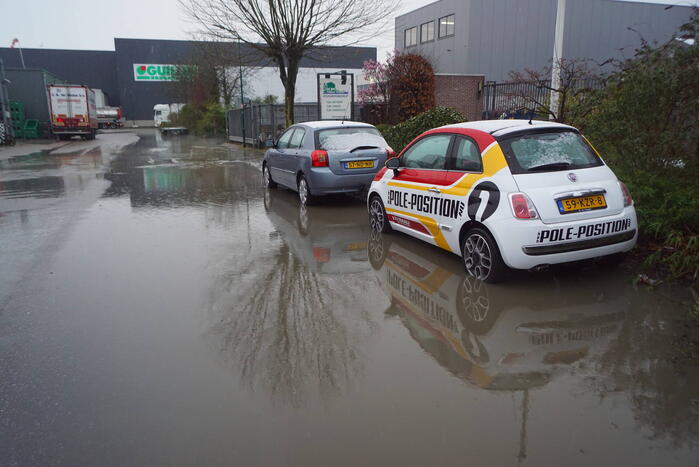 Waterballet op bedrijventerrein De Kronkels na breuk in waterleiding