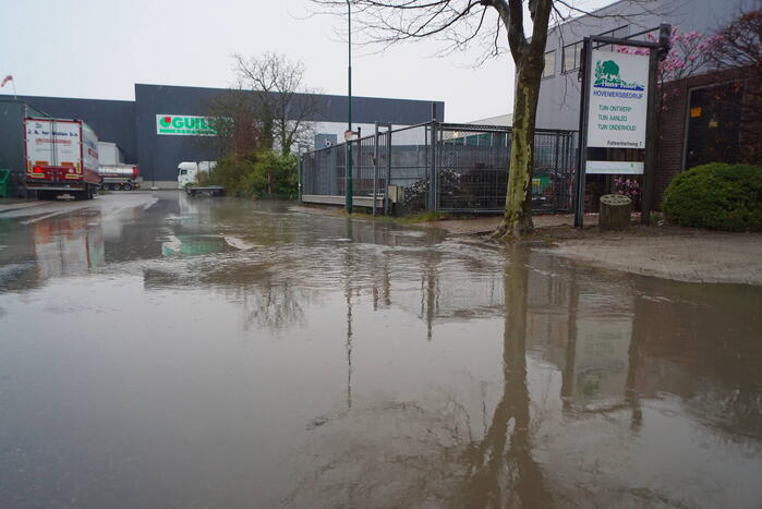 Waterballet op bedrijventerrein De Kronkels na breuk in waterleiding
