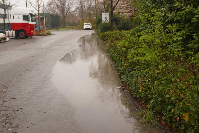 Waterballet op bedrijventerrein De Kronkels na breuk in waterleiding
