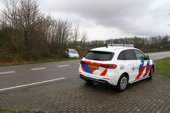 Auto raakt van de weg en belandt in bosjes