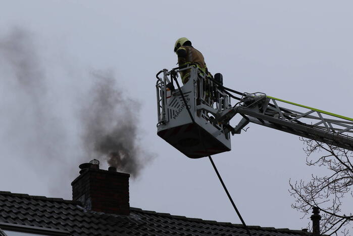 Zwarte rookontwikkeling bij schoorsteenbrand