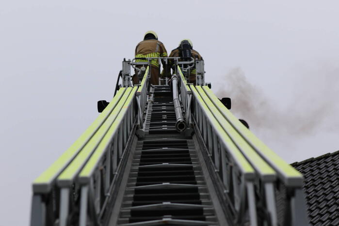 Zwarte rookontwikkeling bij schoorsteenbrand