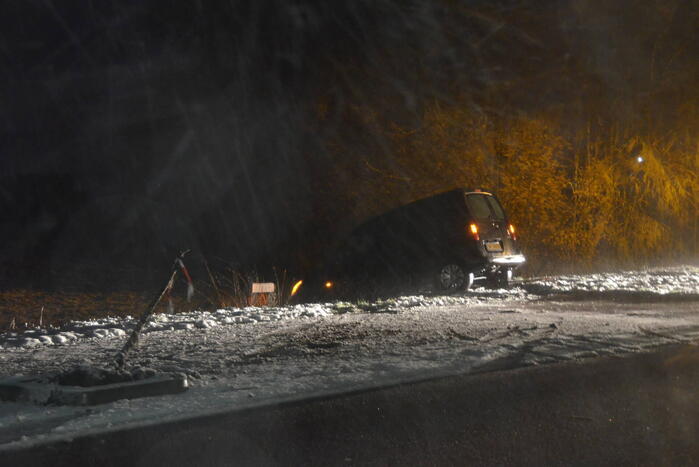 Auto raakt van de weg