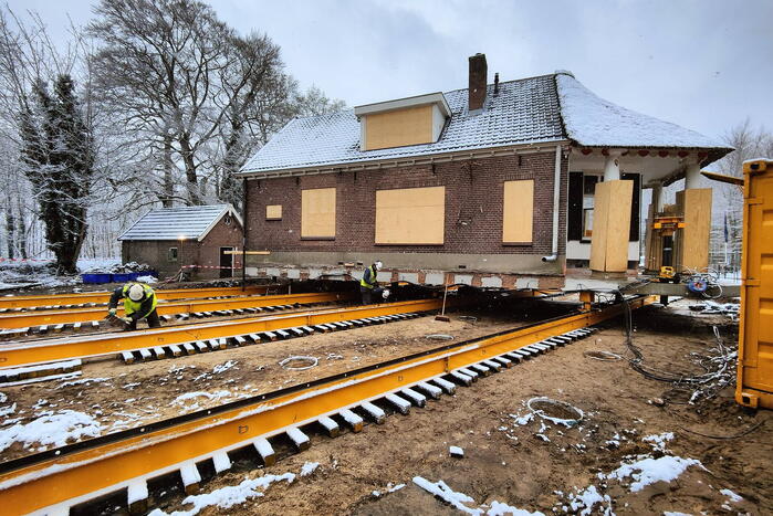 Verplaatsing monumentaal theehuis in volle gang