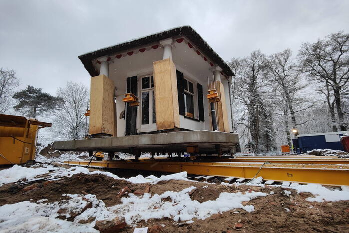 Verplaatsing monumentaal theehuis in volle gang