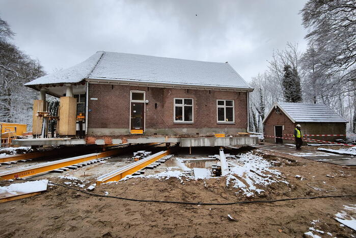 Verplaatsing monumentaal theehuis in volle gang