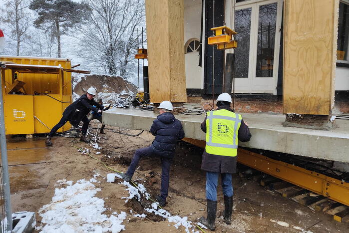 Verplaatsing monumentaal theehuis in volle gang