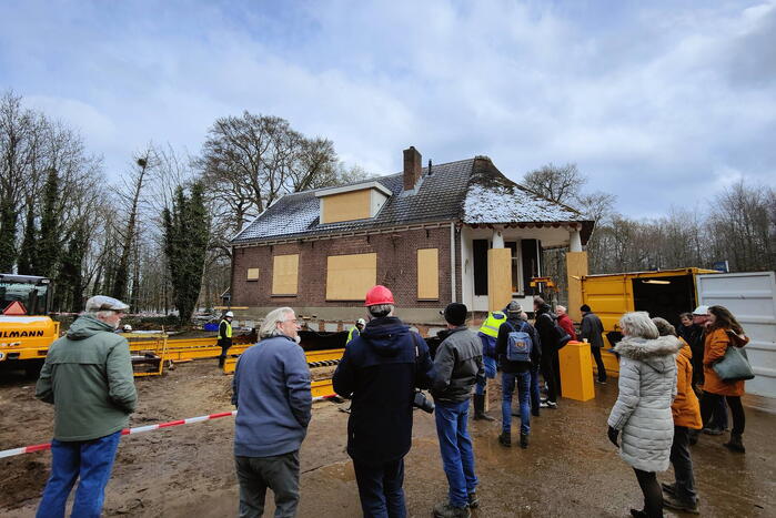 Verplaatsing monumentaal theehuis in volle gang