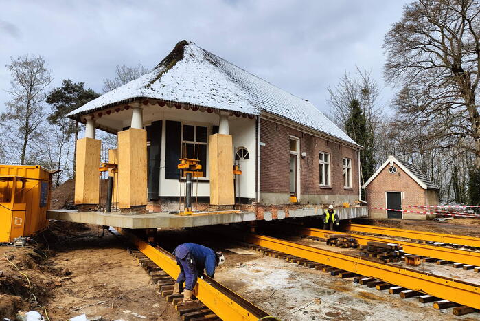 Verplaatsing monumentaal theehuis in volle gang