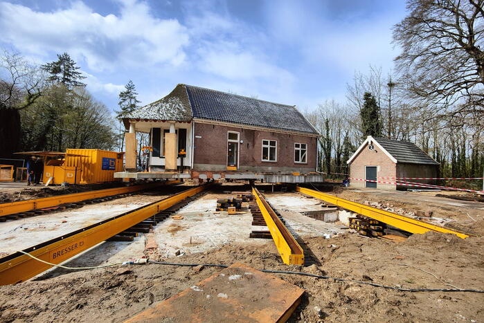 Verplaatsing monumentaal theehuis in volle gang