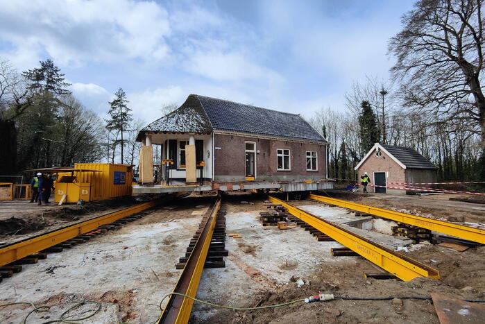 Verplaatsing monumentaal theehuis in volle gang