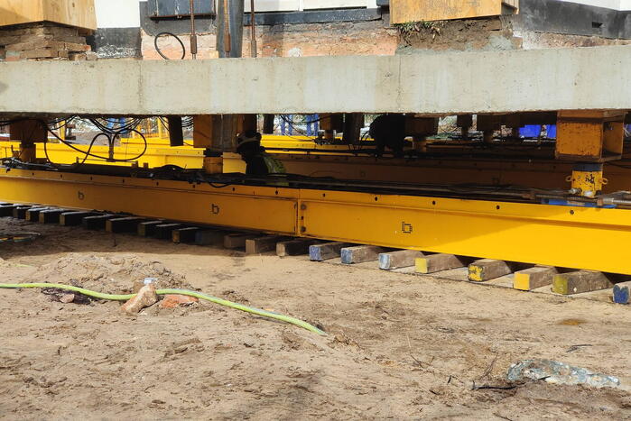 Verplaatsing monumentaal theehuis in volle gang