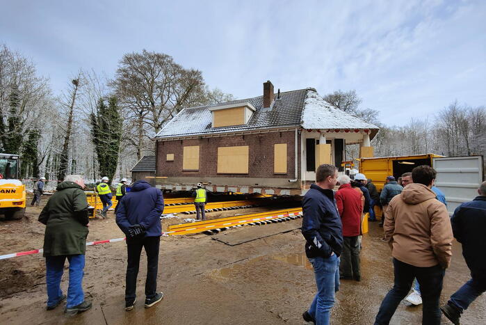 Verplaatsing monumentaal theehuis in volle gang