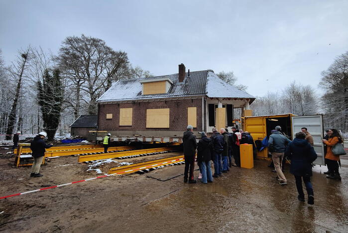 Verplaatsing monumentaal theehuis in volle gang