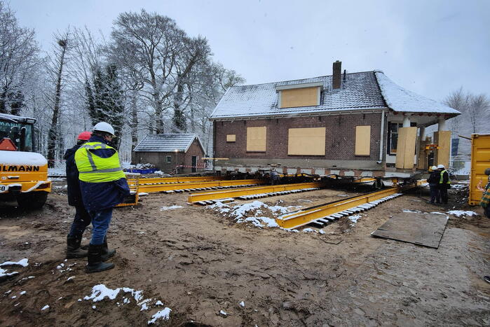 Verplaatsing monumentaal theehuis in volle gang