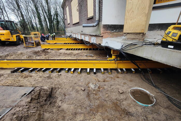 Verplaatsing monumentaal theehuis in volle gang