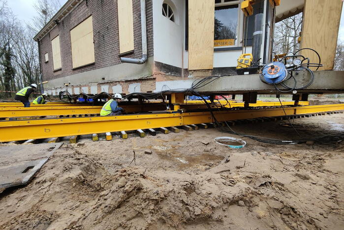 Verplaatsing monumentaal theehuis in volle gang