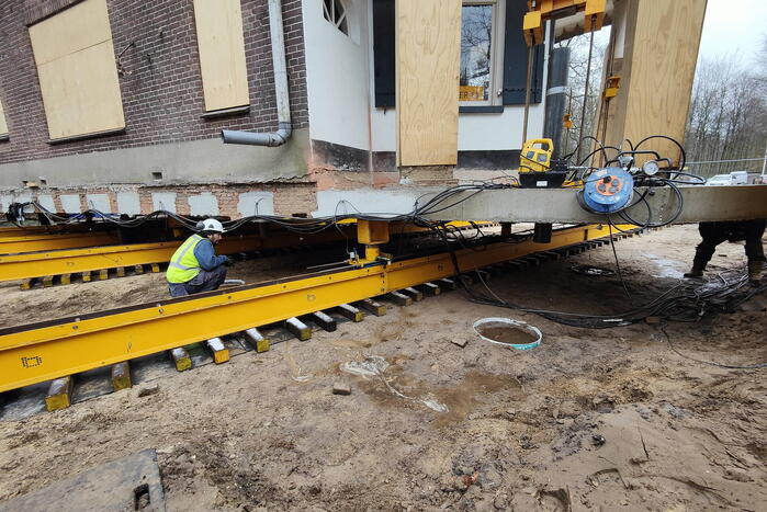 Verplaatsing monumentaal theehuis in volle gang