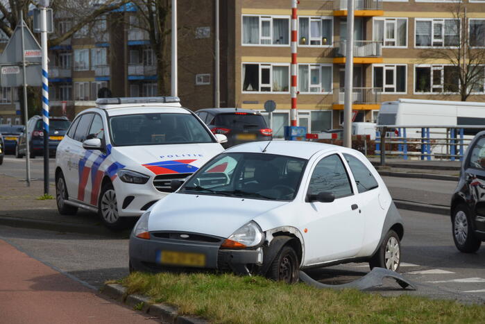 Automobilist botst op middenberm
