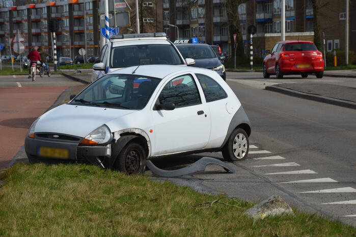 Automobilist botst op middenberm