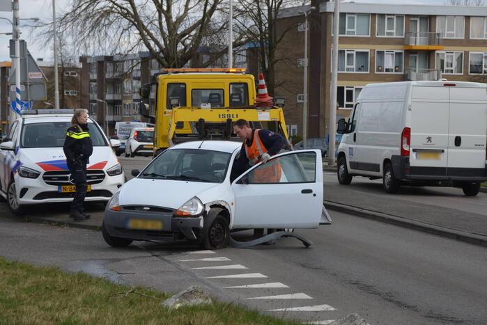 Automobilist botst op middenberm