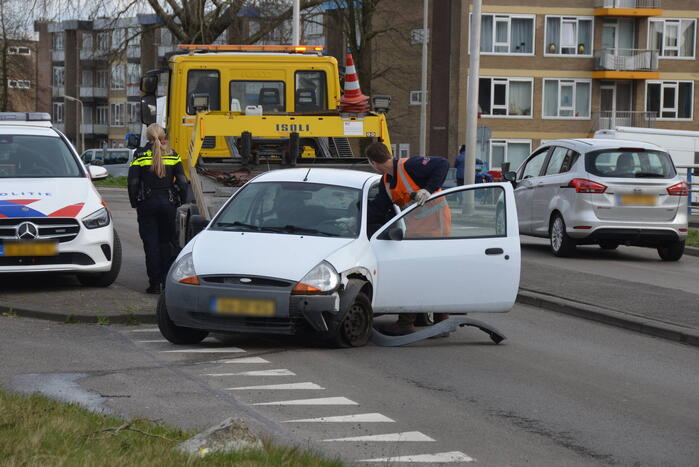 Automobilist botst op middenberm