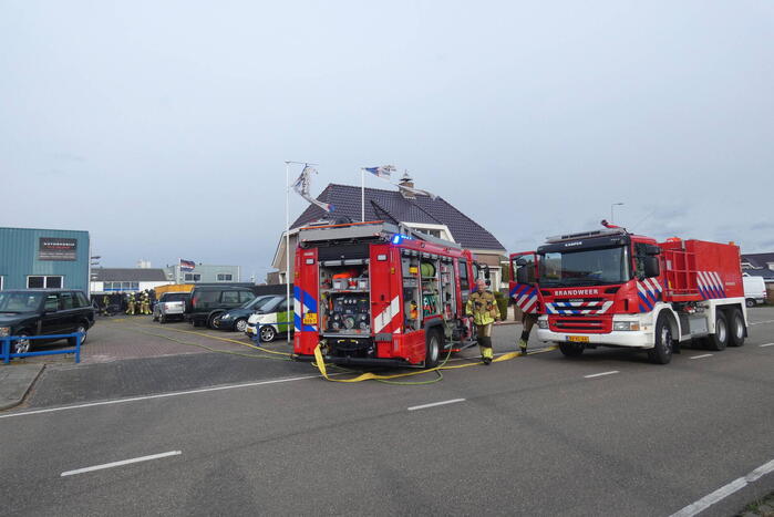 Geparkeerde auto vat vlam
