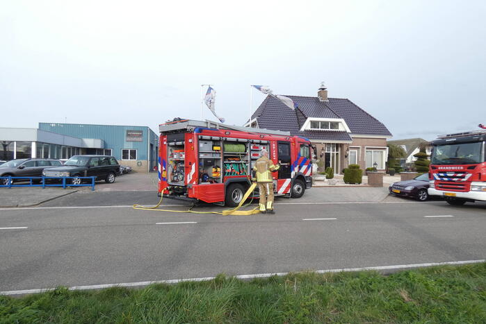 Geparkeerde auto vat vlam