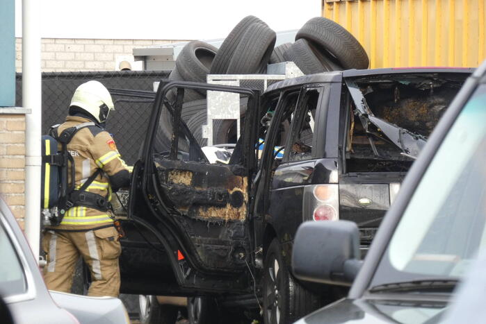 Geparkeerde auto vat vlam