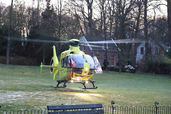 Traumahelikoper landt in voortuin van villa