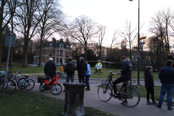 Traumahelikoper landt in voortuin van villa