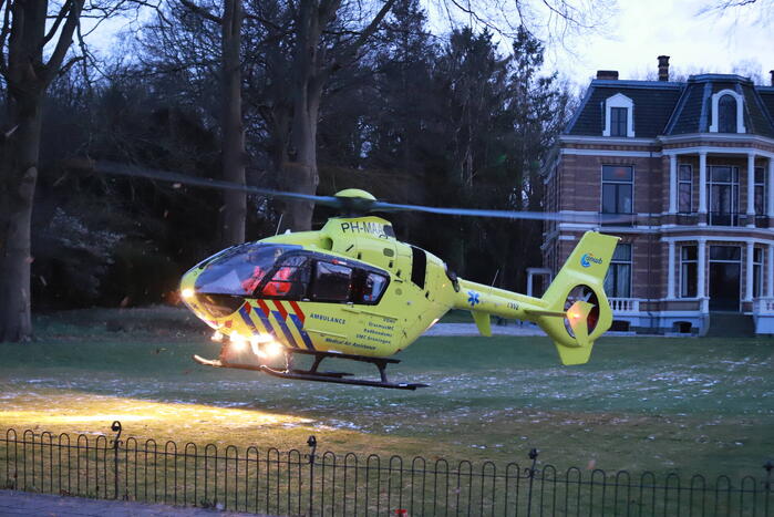 Traumahelikoper landt in voortuin van villa