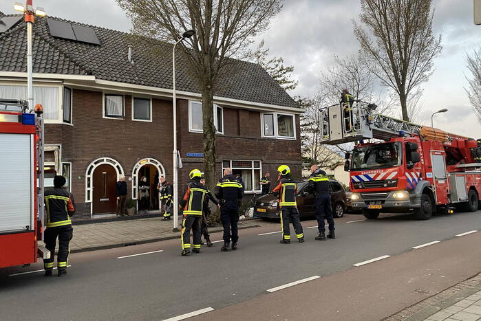 Brandweer doet onderzoek naar brand in schoorsteen