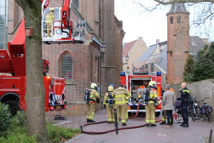 Brand in kerk zorgt voor veel rookontwikkelingen