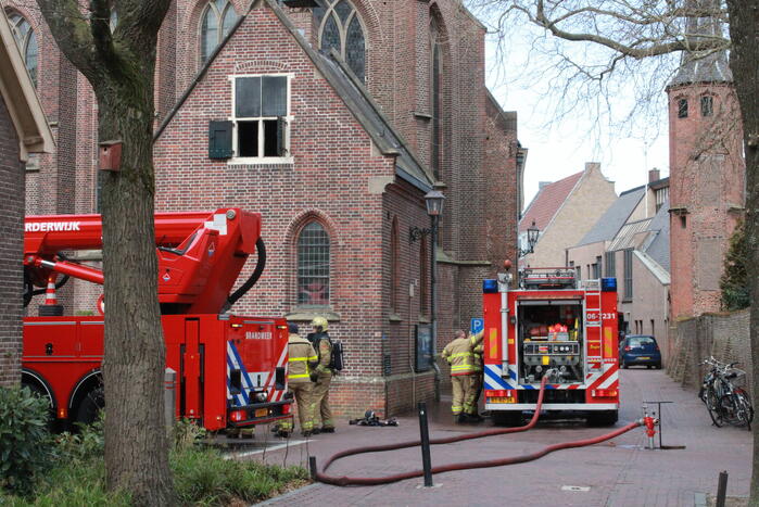Brand in kerk zorgt voor veel rookontwikkelingen